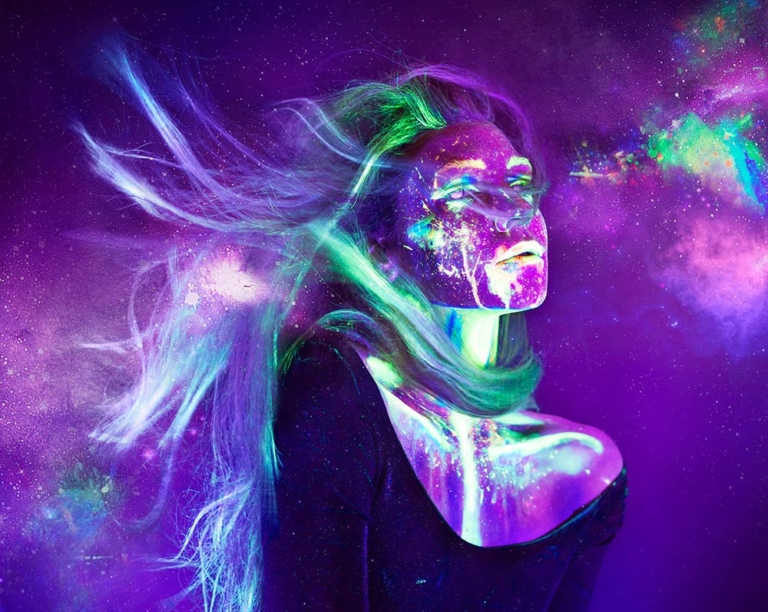 IRR II Galaxy II Ein Schwarzlicht Selbstportrait von Sabine Fischer