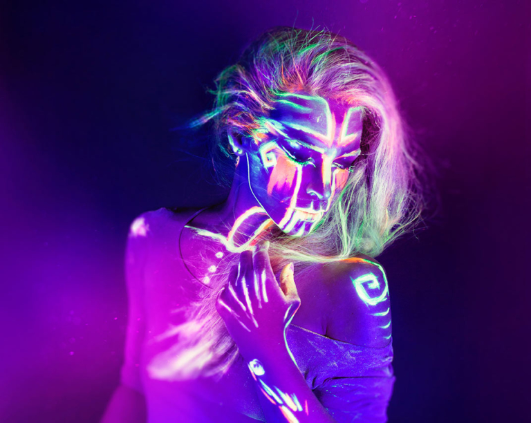 Midnight Siren - Ein Schwarzlicht Selbstportrait von Sabine Fischer