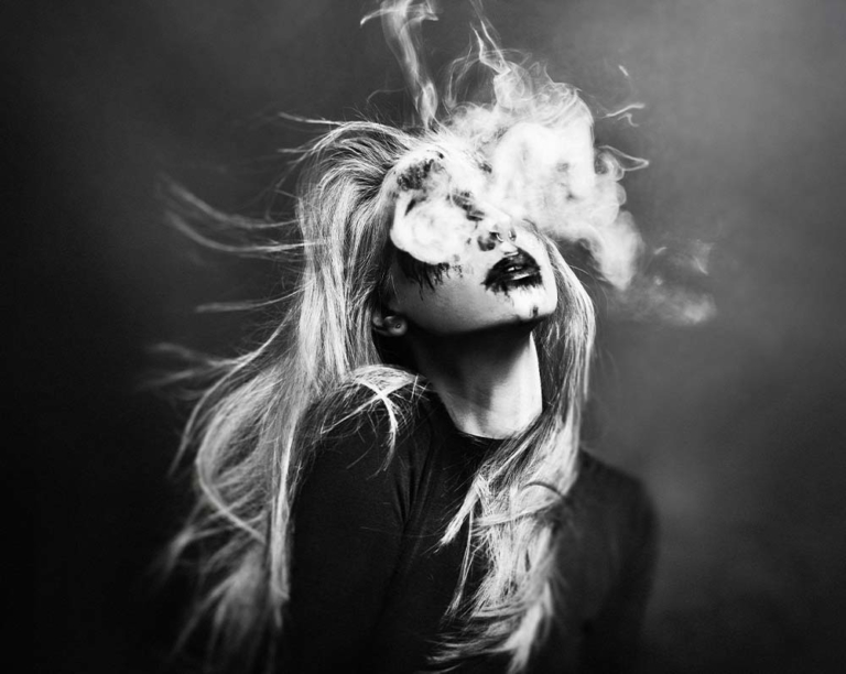 Sabine Fischer - Haze, ein konzeptionelles Selbstportrait in Schwarzweiß