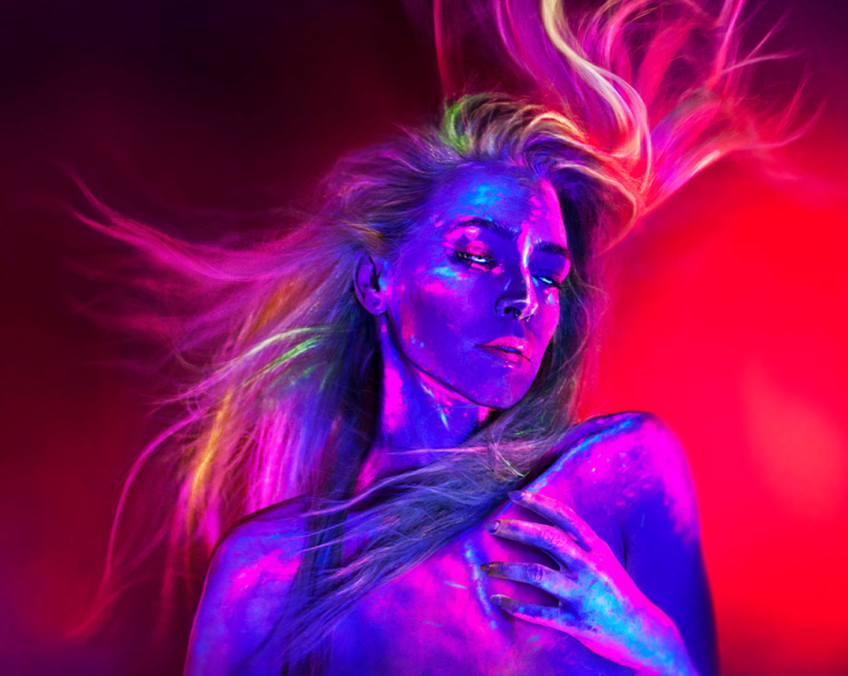 Sabine Fischer Selbst Portrait Bodypainting Schwarzlicht Bildbearbeitung Studio Setting Make-up