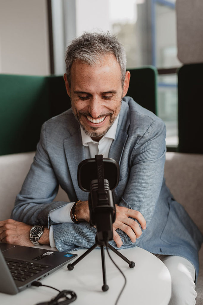 businessfotos portrait mann adriano Iemma Podcaster