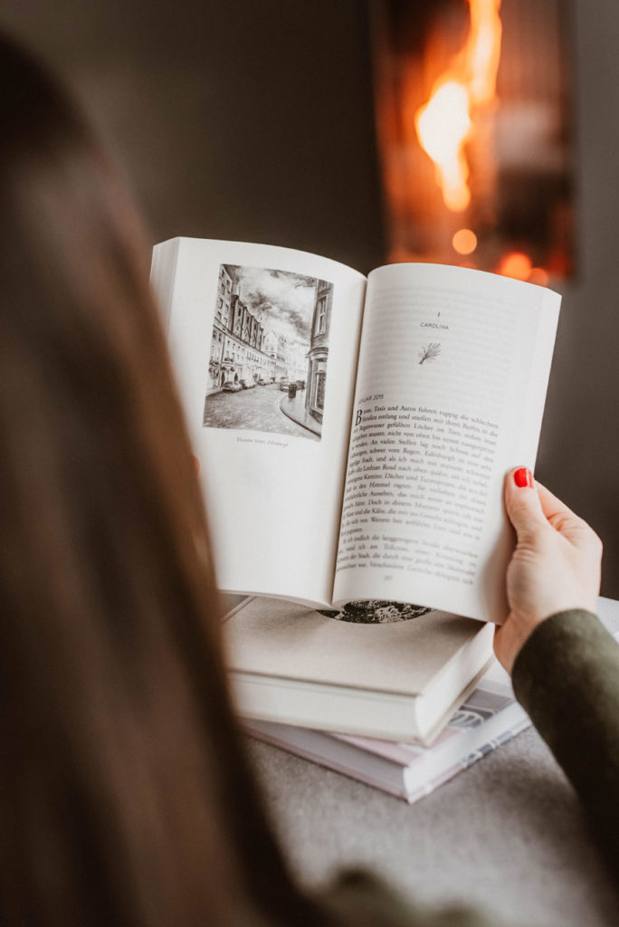 Roman Buch Autorin Wir können alles sein Blick ins Buch Johanna Kramer Illustration