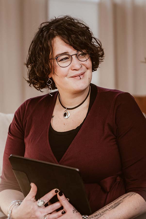 Shrnja Kerepesi während einer Unterhaltung mit einer Kundin