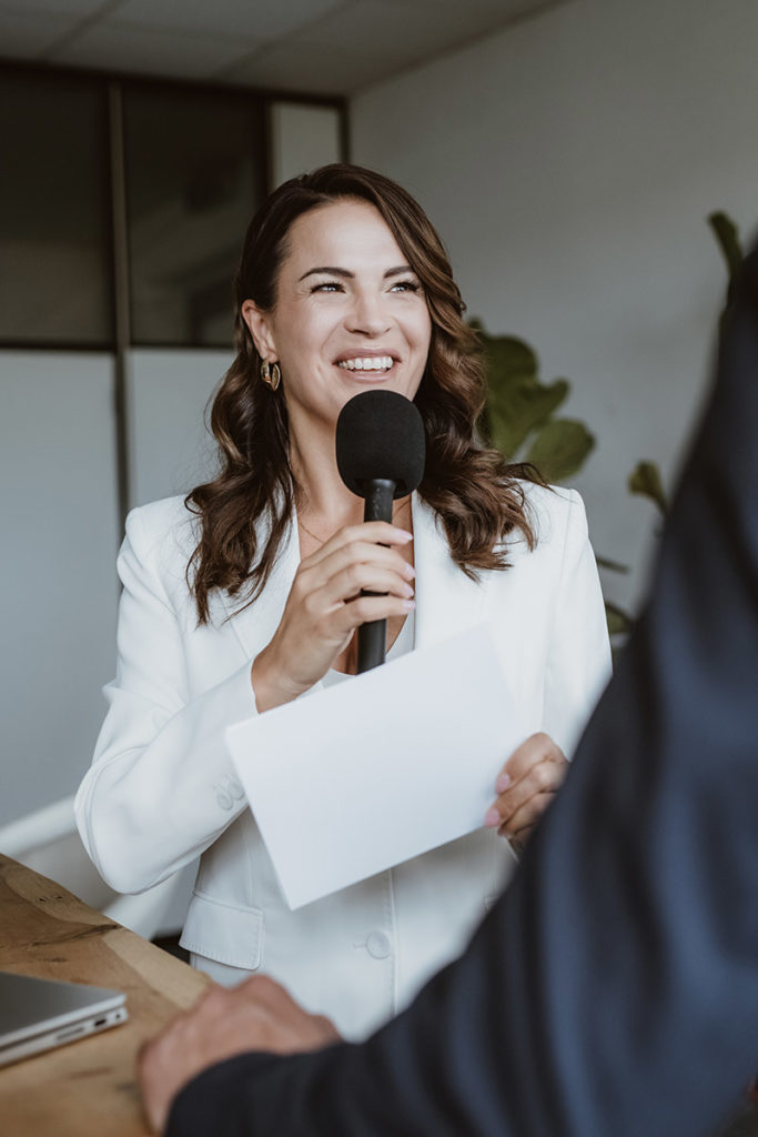 moderne businessfotos für unternehmerinnen frauen Moderation Moderatorin