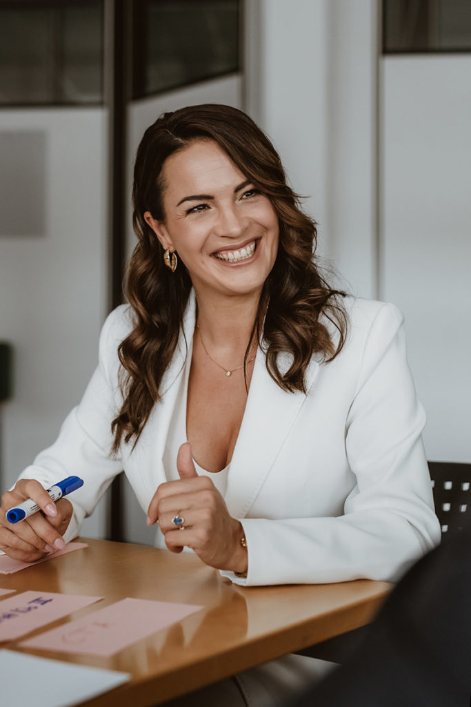 moderne businessfotos für unternehmerinnen frauen Moderation Moderatorin