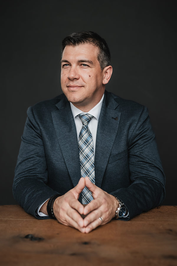 Businessportrait Ulm Businessfoto Anzug Mann professionell Studio