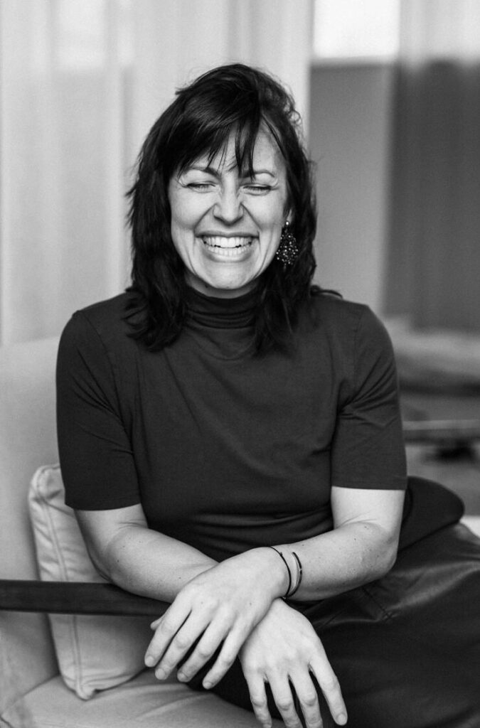 natürliches und authentisches Schwarzweiss Portrait einer lachenden Frau bei einem Personal Branding Fotoshooting