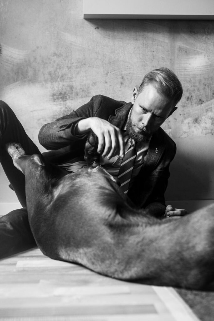 authentisches Schwarzweiss Portrait eines Künstlers mit seinem Hund
