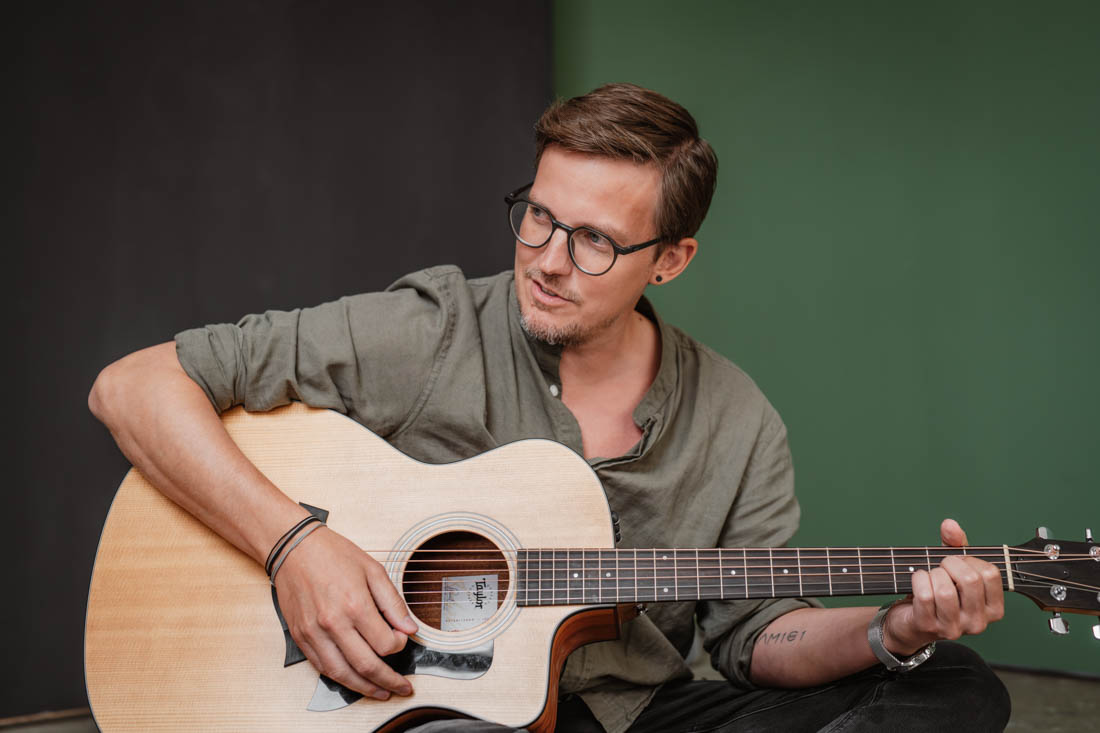 personal branding fotografie autor arzt autentische und moderne fotos gitarre musiker