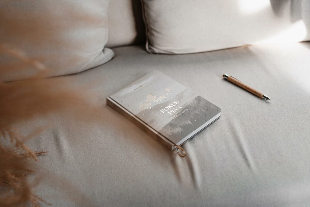 Detailbild mit Buch und ruhigem Setting aus einem Personal Branding Shooting