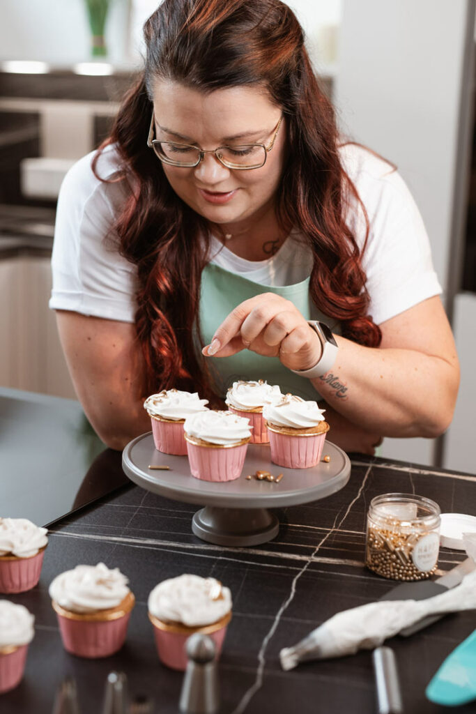 Ramona von Kleine Naschwelt im Backstudio beim Dekorieren von Cupcakes