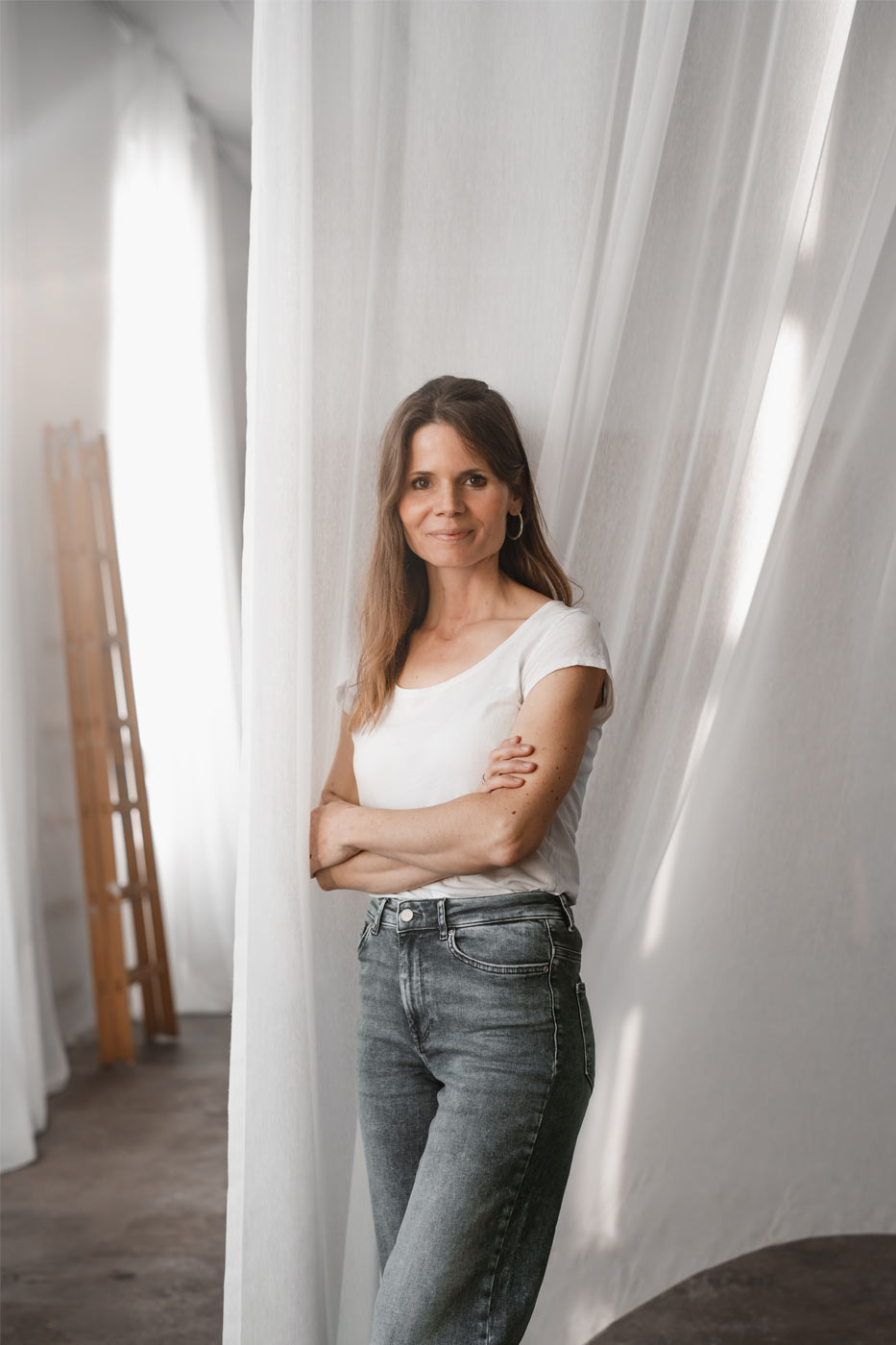 Natürliches Personal Branding Portrait einer Entspannungspädagogin im Tageslichtstudio