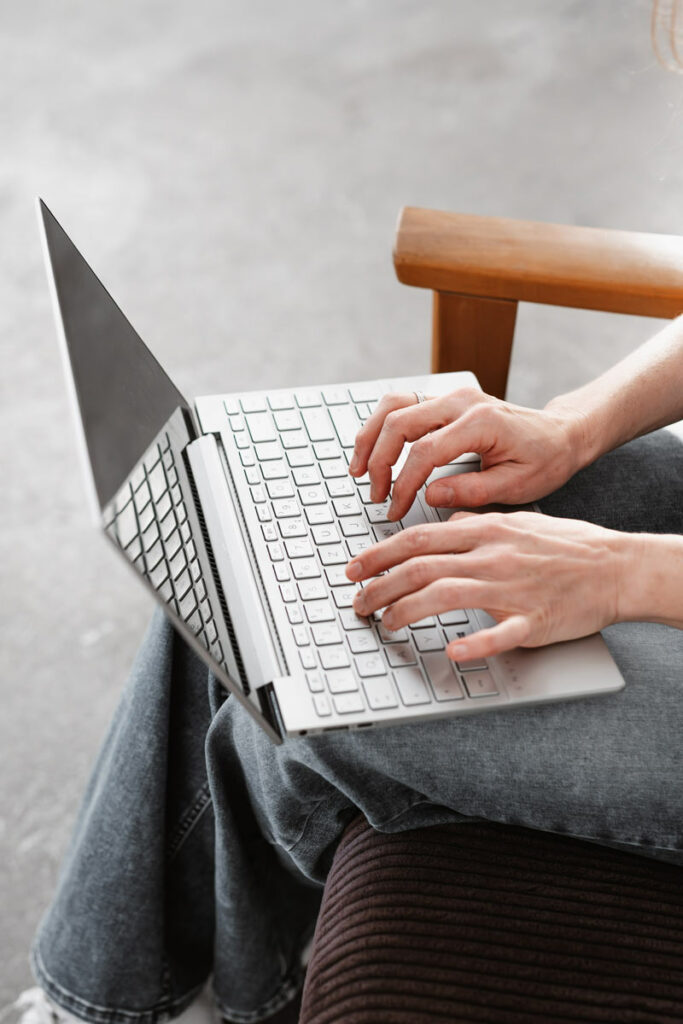 Detailaufnahme einer Beraterin am Laptop