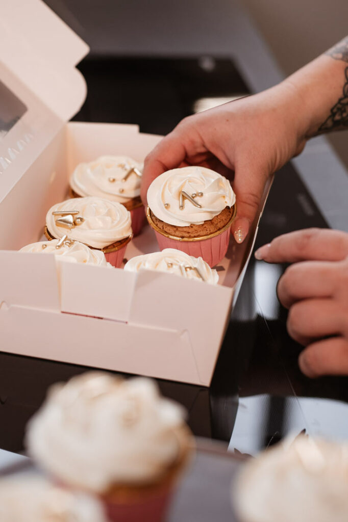 Ramona präsentiert eine fertige Cupcake-Box – Kleine Naschwelt
