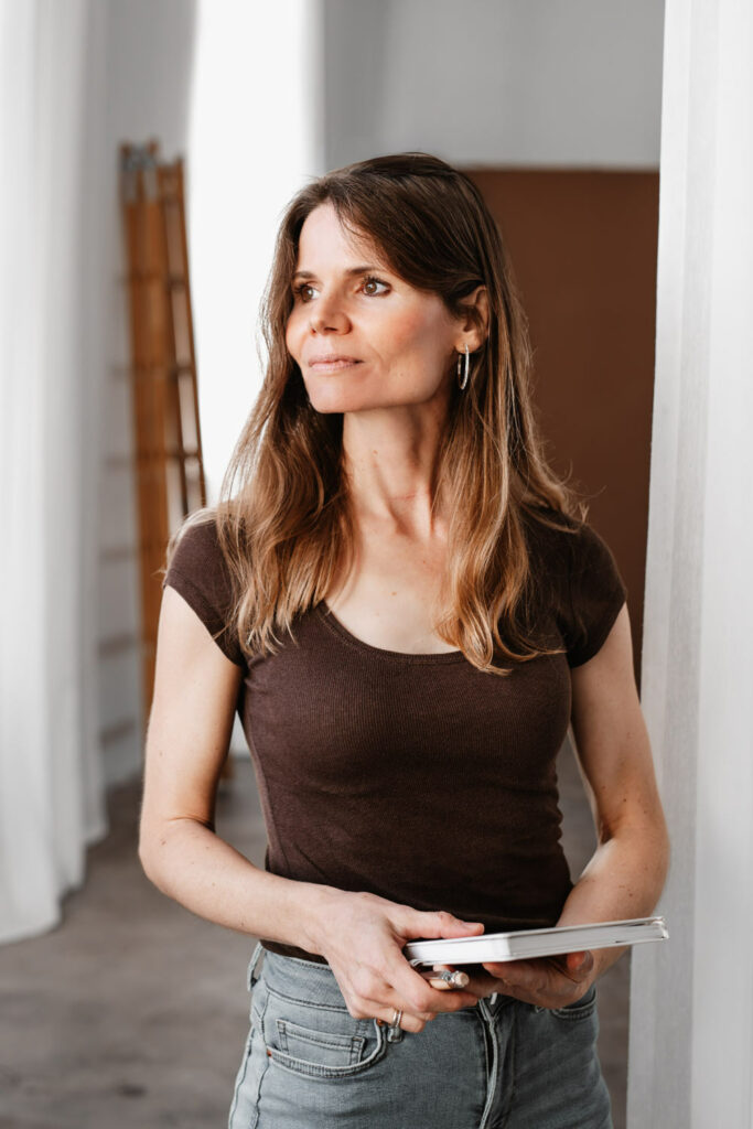 Personal Branding Portrait einer Frau mit ruhiger Ausstrahlung in natürlichem Licht