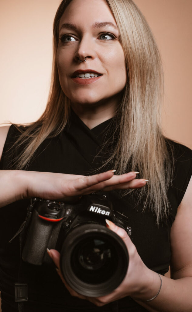 Sabine Fischer mit Kamera bei einem Personal Branding Shooting mit Kamera-Coaching in Ulm