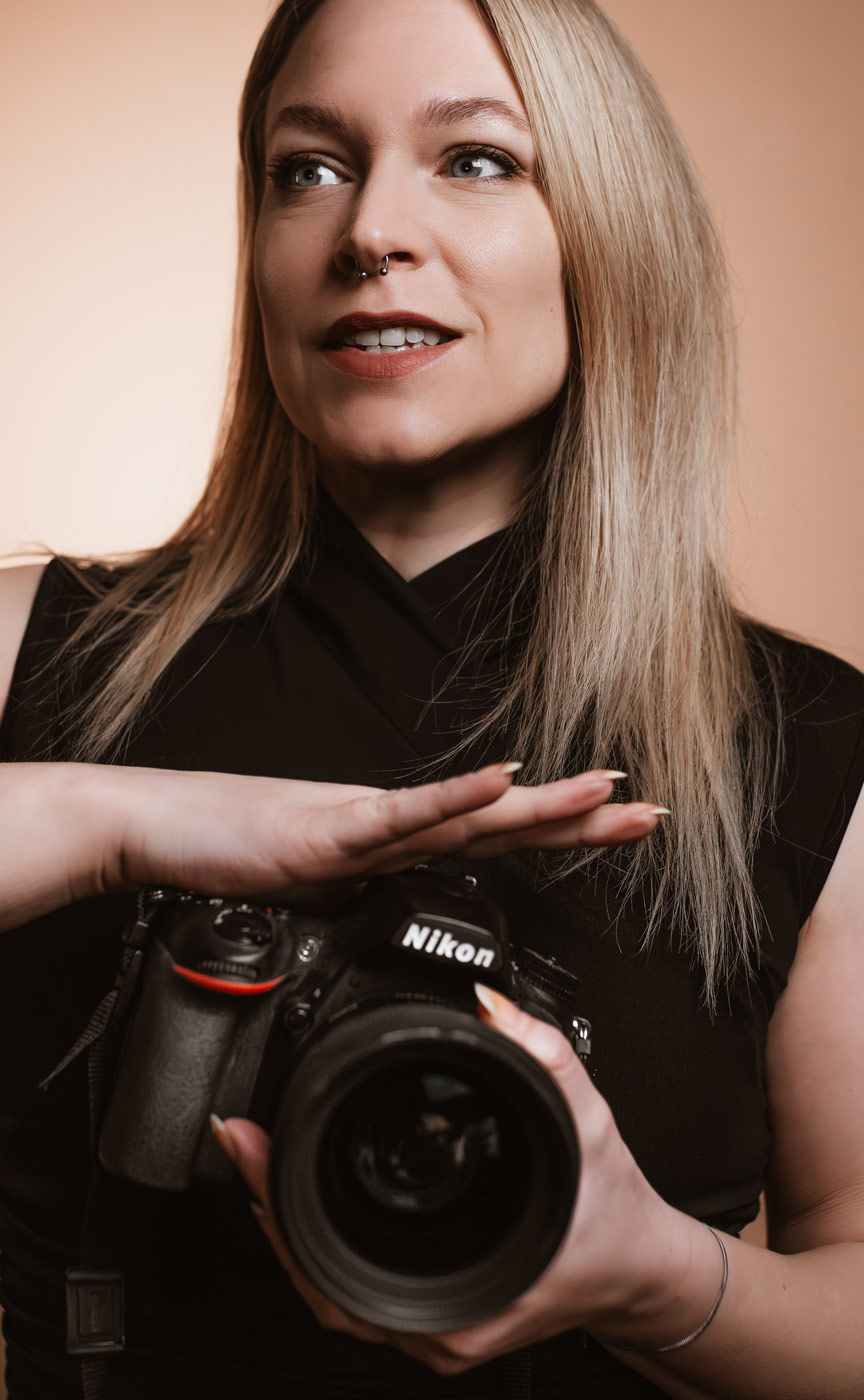 Sabine Fischer mit Kamera bei einem Personal Branding Shooting mit Kamera-Coaching in Ulm