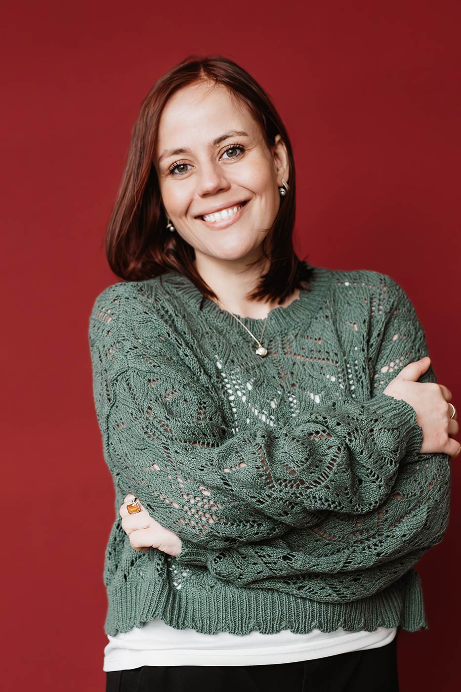 Personal Branding portrait einer autorin vor rotem Hintergrund