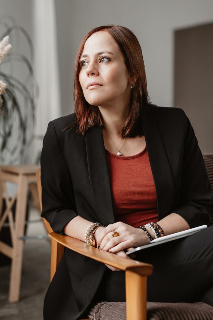 Personal Branding fotos einer frau und autorin bei tageslicht mit Blick zum Fenster