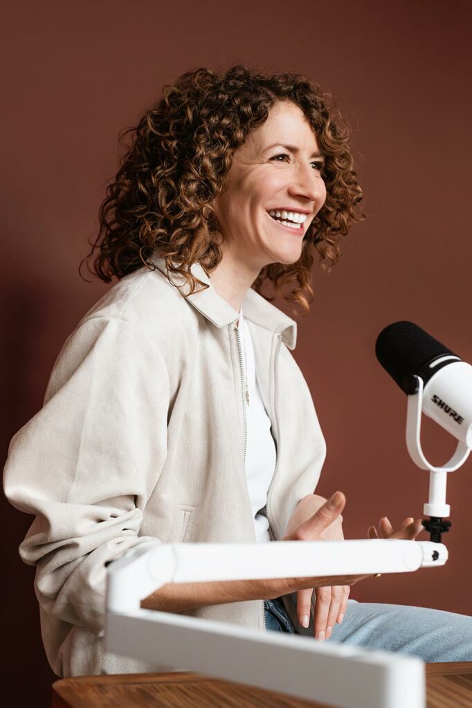 Personal Branding fotos einer lächelnden frau während einer podcast aufzeichnung
