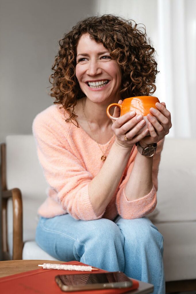 Personal Branding fotos einer lächelnden frau mit Tasse in der Hand