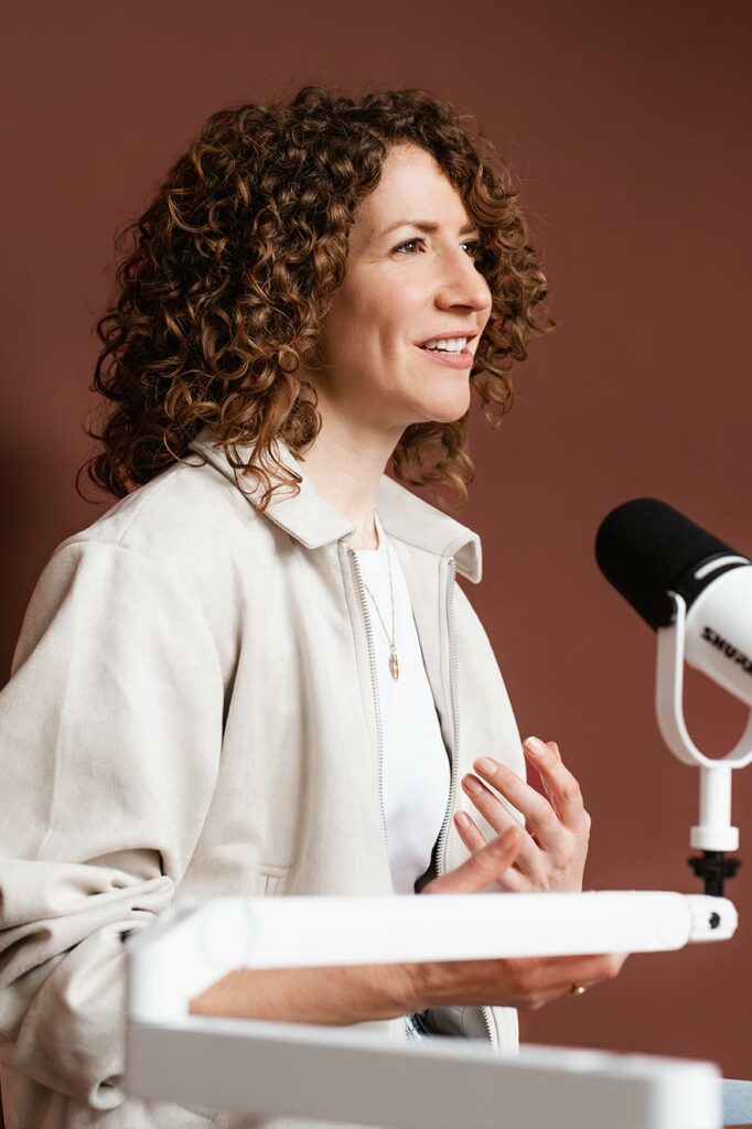 Personal Branding fotos einer frau während einer podcast aufzeichnung