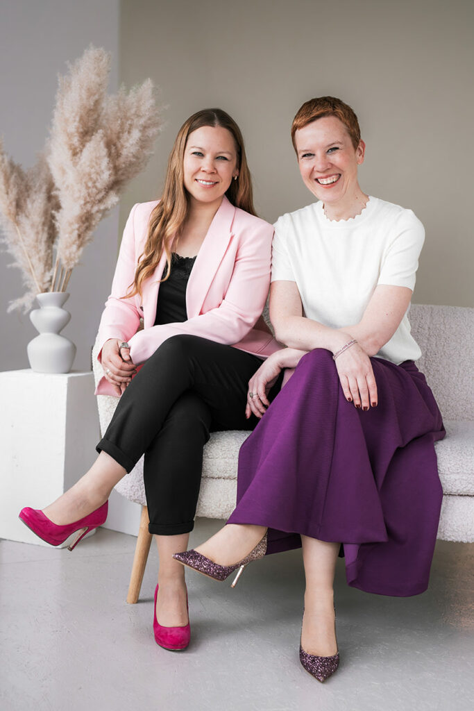 Authentische Brandingbilder für Frauenunternehmen mit abgestimmten Brandingfarben in Violett und Rosa