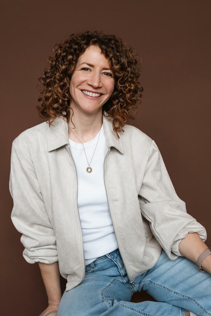 Personal Branding fotos einer Coachin vor braunem Hintergrund