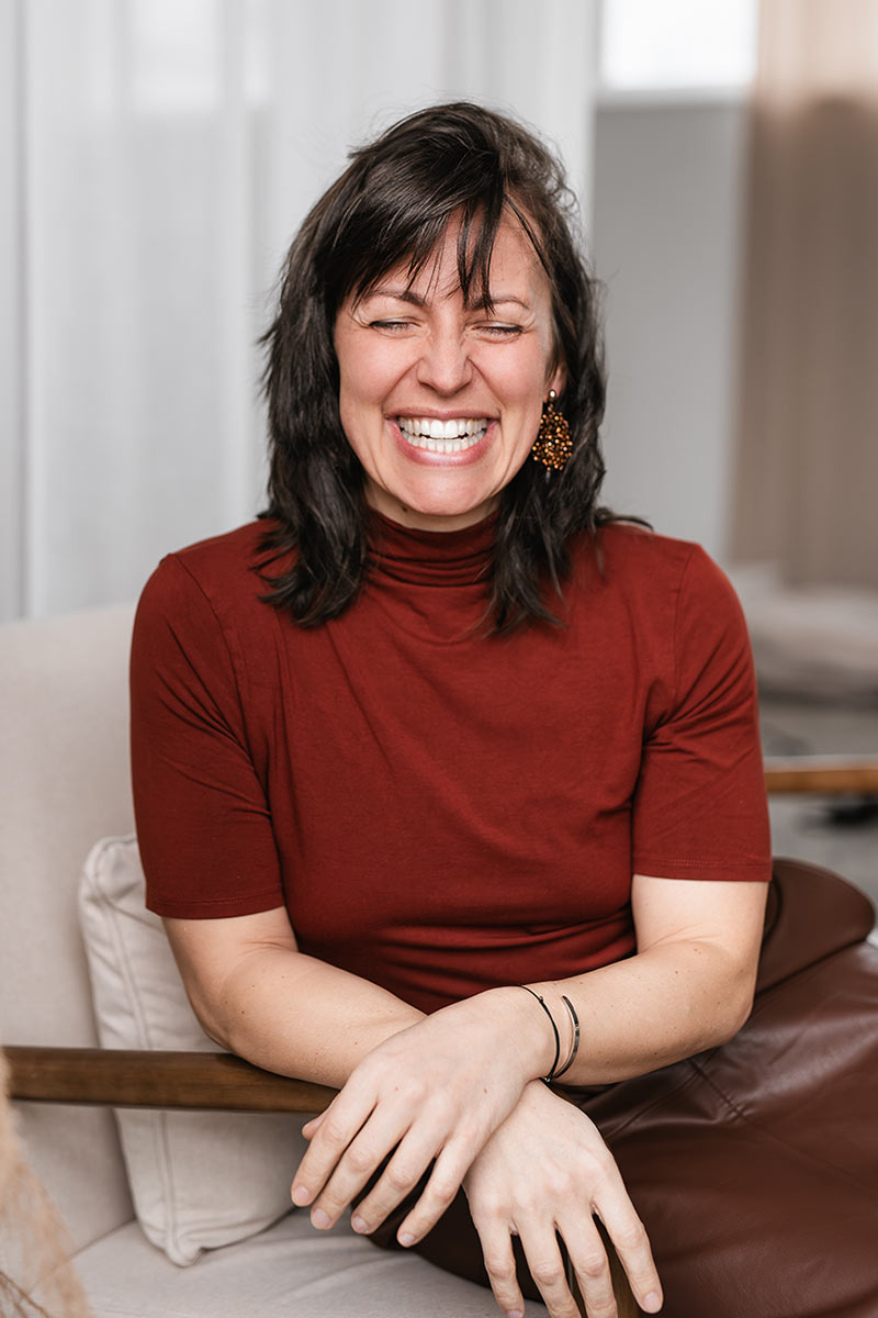 natürlich Lachende Frau mit rotem oberteil bei einem personal brand fotoshooting in Ulm