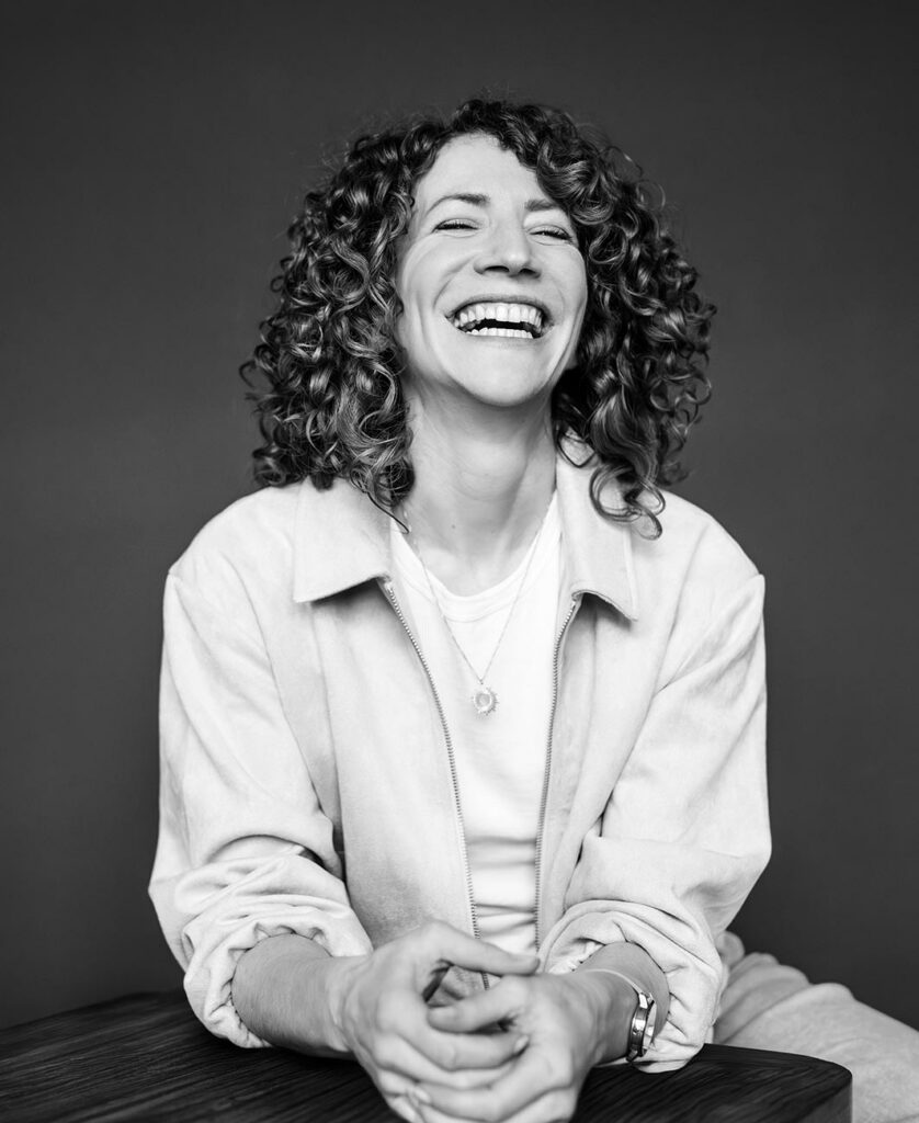 Portrait im Rahmen eines Personal Branding Shootings einer lachenden Frau in Schwarzweiss