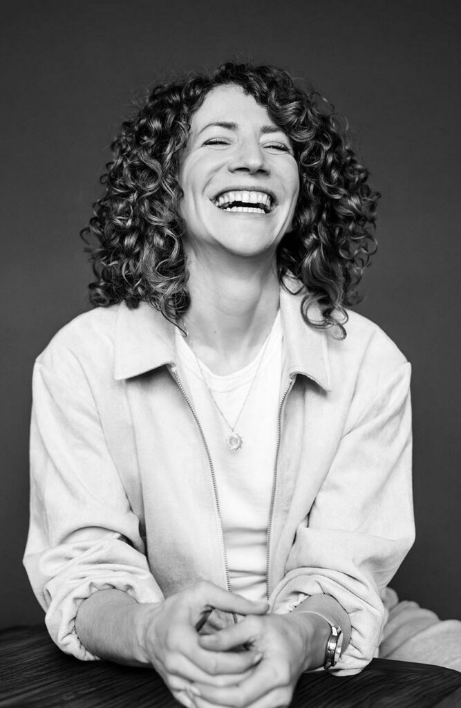 Portrait im Rahmen eines Personal Branding Shootings einer lachenden Frau in Schwarzweiss