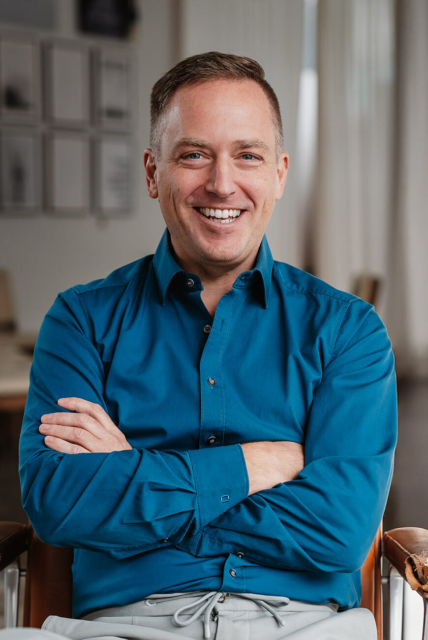 Portrait von Raphael Triemer mit offenem Lachen richtung Kamera bei einem Personal Branding Shooting