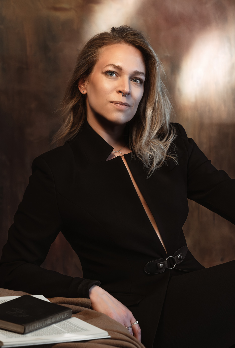 Sabine Fischer aus Ulm in einem Schwarzen Blazer Frontal fotografiert