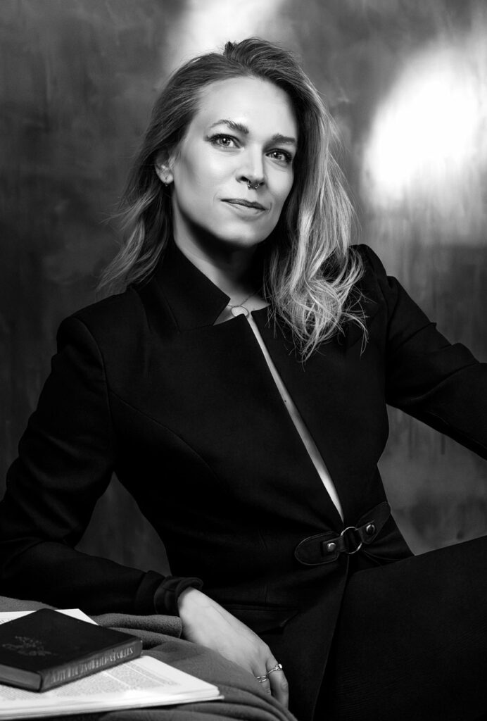 Sabine Fischer, Personal Branding Fotografin aus Ulm, im schwarzweißen Portrait mit Blazer frontal zur Kamera