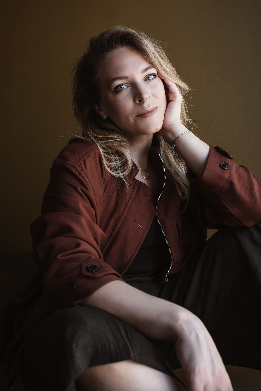 Sabine Fischer, Fotografin in Ulm, in einem natürlichen Portrait mit ruhiger Präsenz.