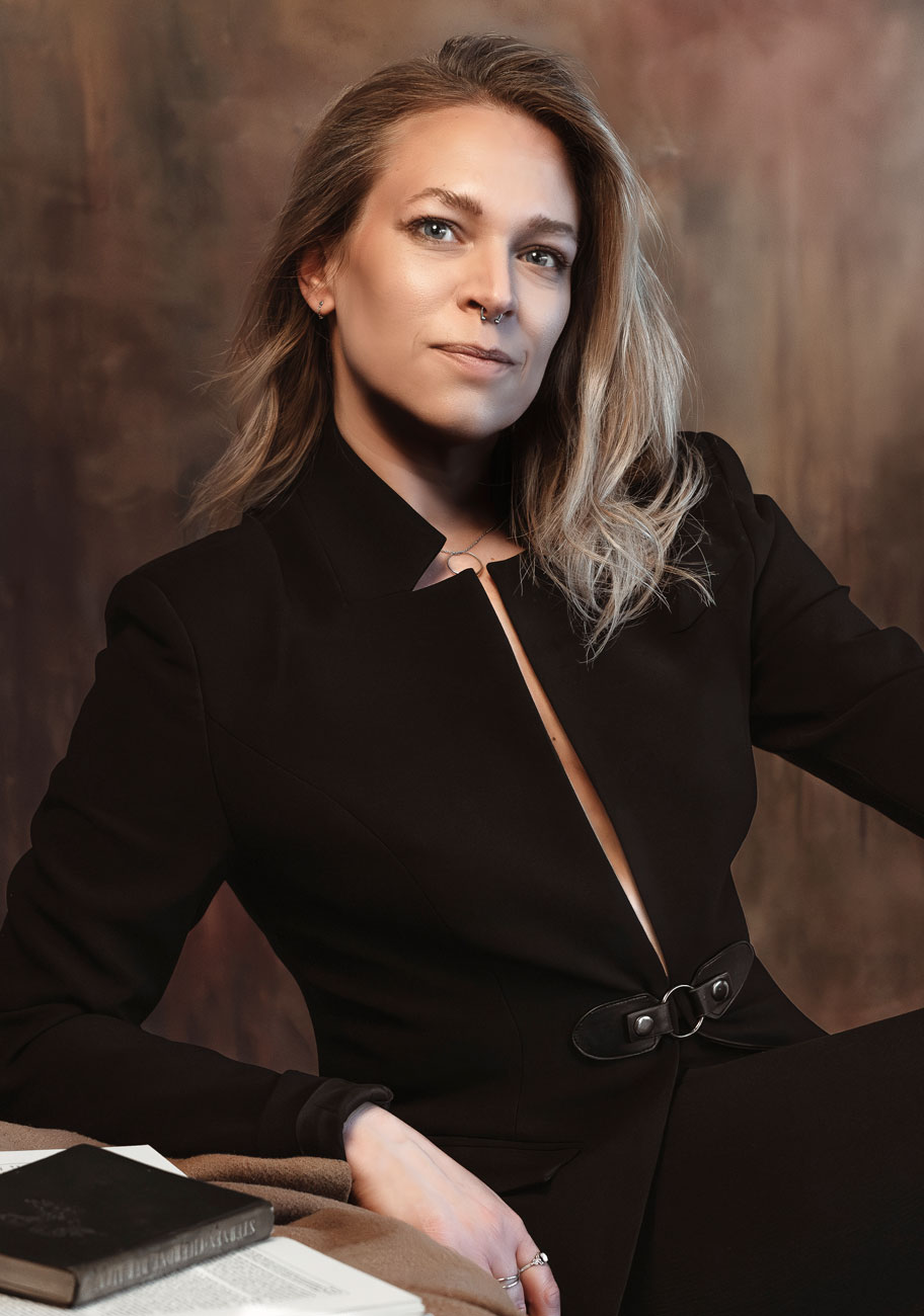 Sabine Fischer, Personal Branding Fotografin in Ulm, in einem modernen Businessportrait mit ruhiger Präsenz.
