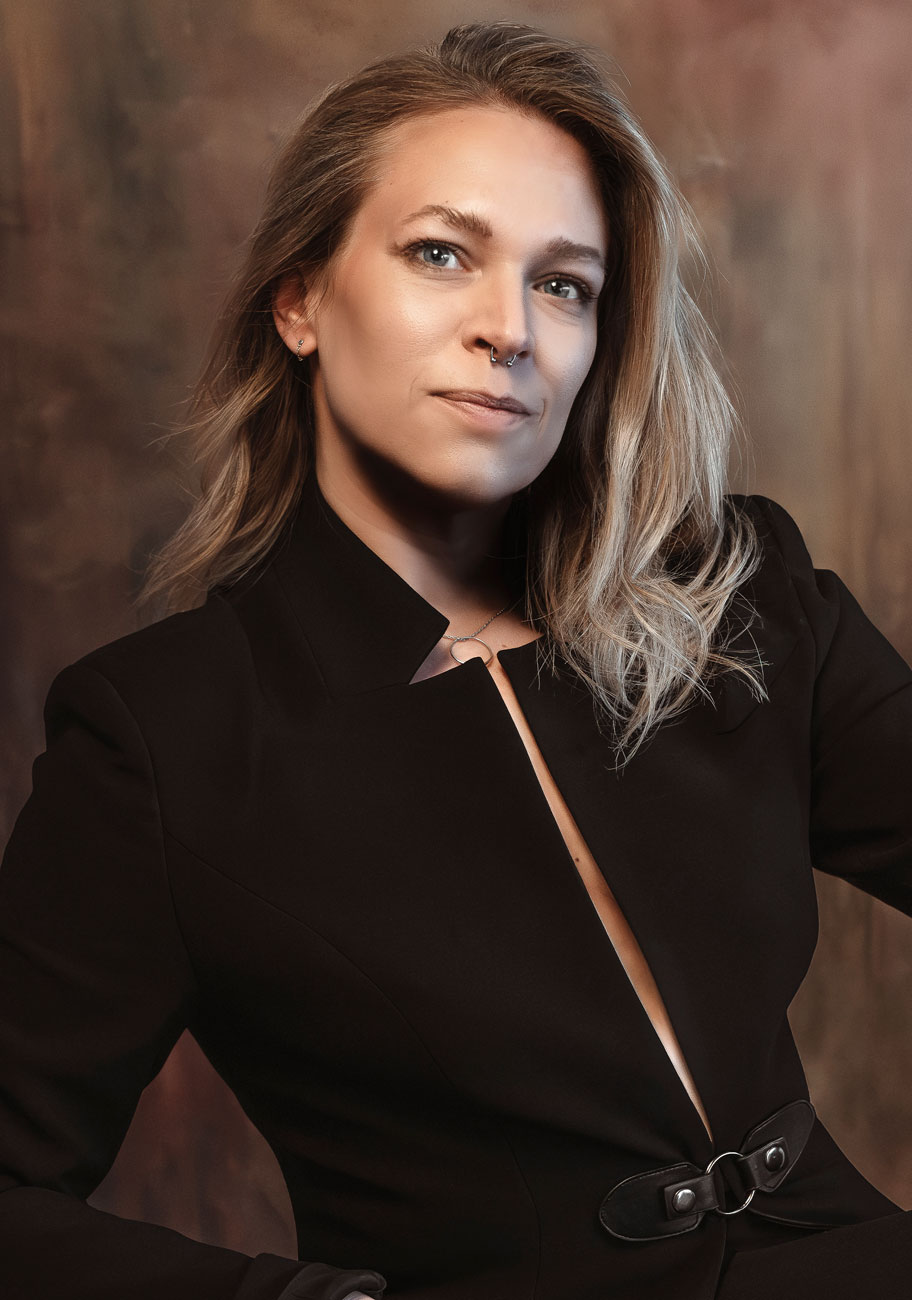 Sabine Fischer, Personal Branding Fotografin in Ulm, in einem modernen Businessportrait mit ruhiger Präsenz.