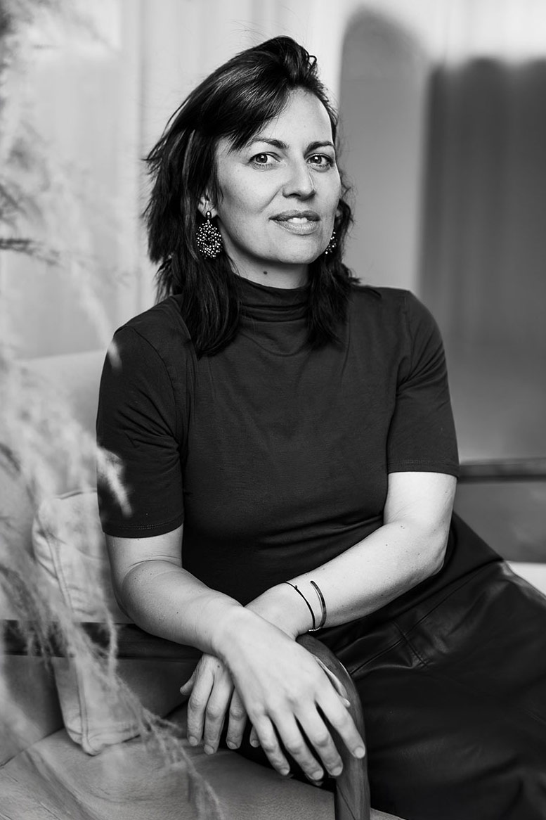 Charakterportrait in Schwarzweiß einer Frau, das während eines Personal Branding Fotoshootings entstand