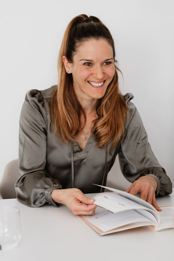 lächelndes Businessfoto von Bettina Reden in Senden während einer Beratung im Fitnessstudio