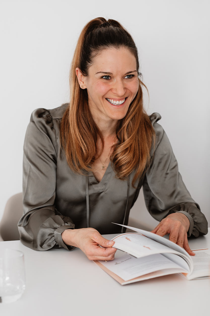 lächelndes Businessfoto von Bettina Reden in Senden während einer Beratung im Fitnessstudio