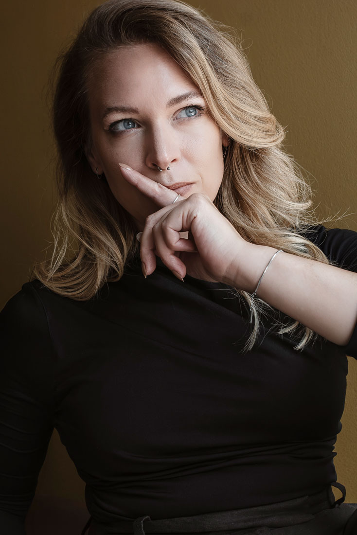 Personal Branding Fotografin nachdenklich über Ängste vor der Kamera