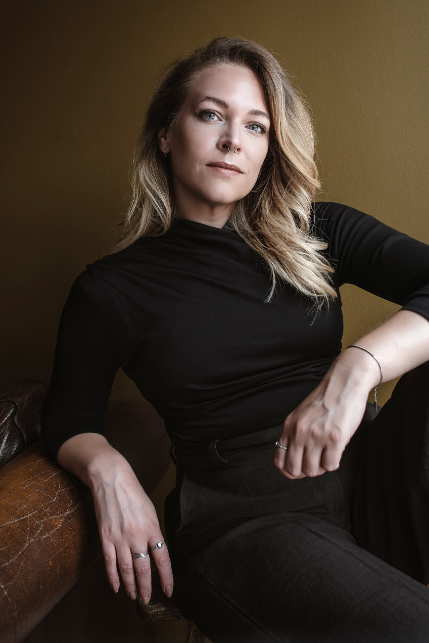 Sabine Fischer, Fotografin in Ulm, auf einem modernen Businessportrait als Frau in natürlichem Licht