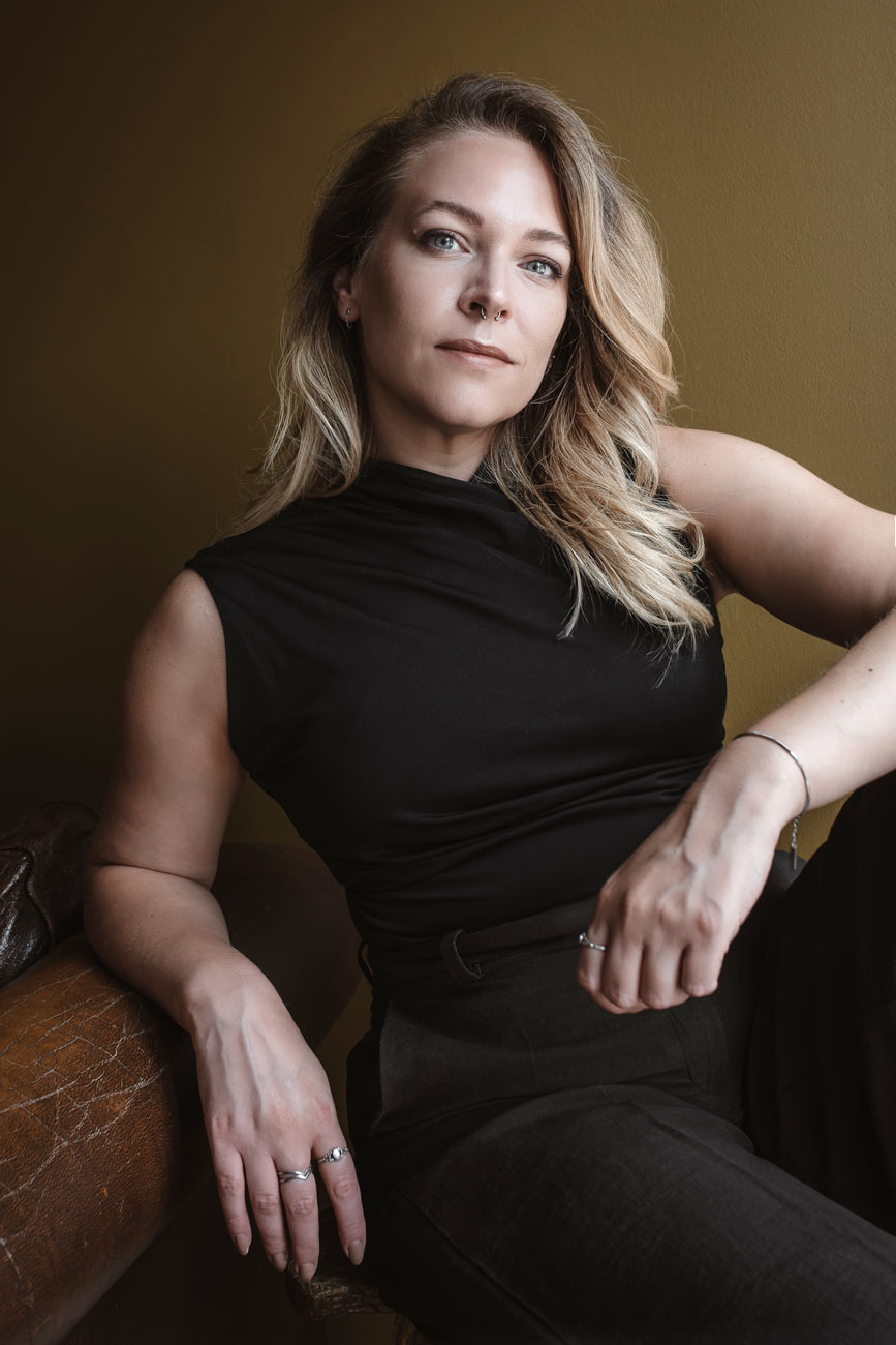 Sabine Fischer, Fotografin in Ulm, in einem modernen Businessportrait mit ruhiger Präsenz.